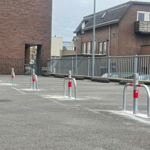 Parkeerbeugel model Easy 9 Voorzien van voetplaat met voorgeboorde gaten ten behoeve van een eenvoudige montage op het maaiveld.